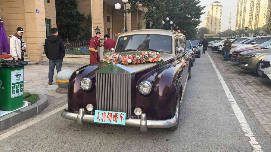 武汉宾利劳斯莱斯奔驰宝马婚礼车队出租