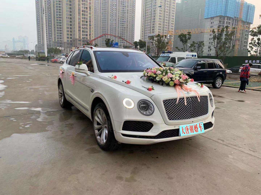白色宾利加白色宝马5系婚车车队象征洁白无瑕的爱情